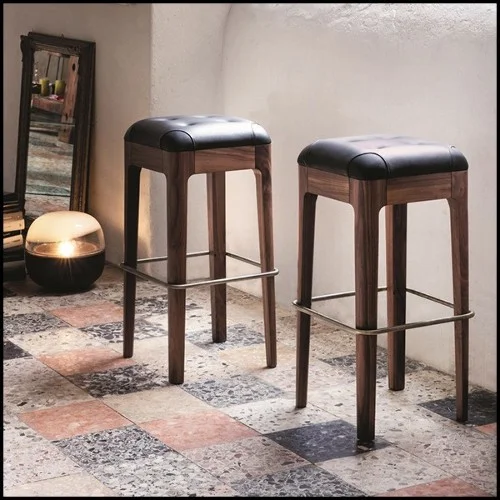 Tabouret de bar en noyer massif rembourré et couvert avec cuir noir véritable capitonné 163-Leon