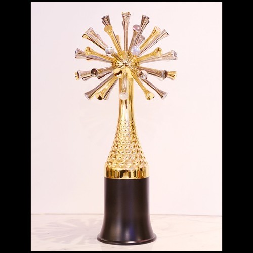 Sculpture with matte ebony base and with gold structure with golf ball pattern PC-Trophee Golfer
