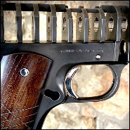 Sculpture acier et et cross en bois PC-Colt 45 Inox