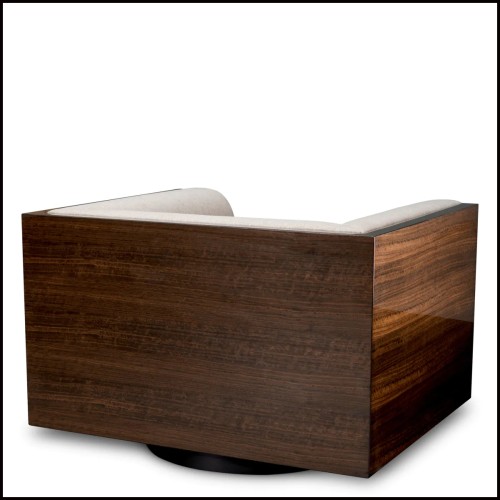 Fauteuil Pivotant Eichholtz Sebastian en Placage d'eucalyptus brillant avec tissu loki naturel,vu de l'arrière.