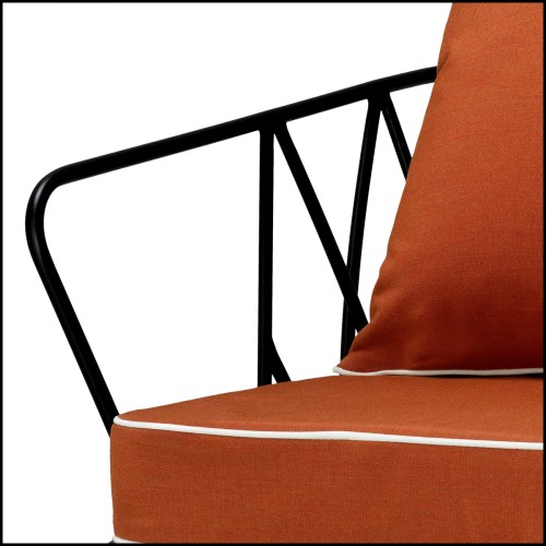 Détail d’accoudoir droit finition Noir et coussins avec tissu orange de la Chaise Outdoor Clifton de Pacific Compagnie