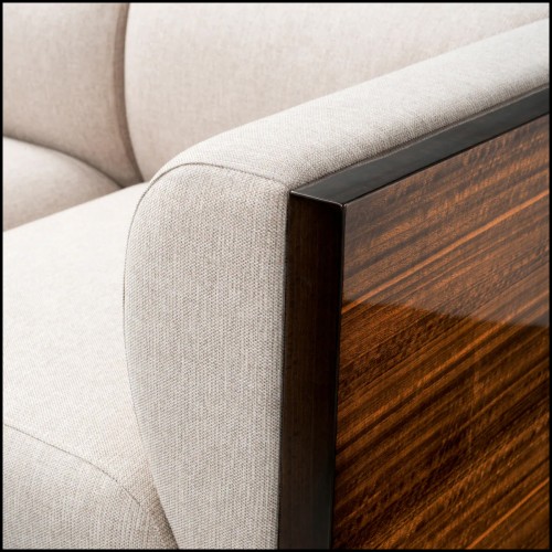 Détail de l’accoudoir droite  avec le tissu et le placage du canapé Sebastian chez Eichholtz