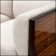 Détail de l’accoudoir droite  avec le tissu et le placage du canapé Sebastian chez Eichholtz