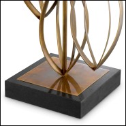 Détail de la base en granit et laiton de la lampe de table Bellamont