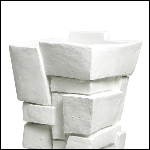 Detail of the white fiberglass finish of the Santanter planter