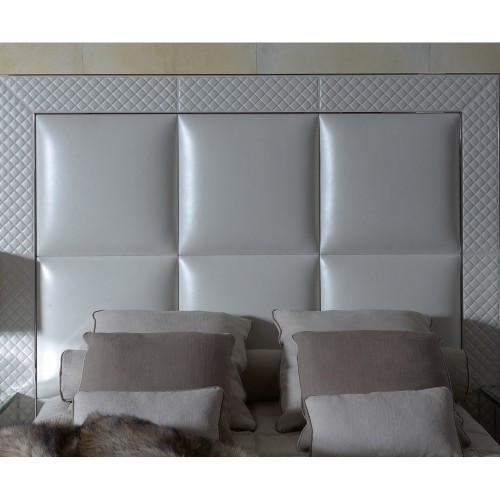 Lits 150 - Aura - Lit de luxe en laiton bronzé avec design élégant - Pacific Compagnie.