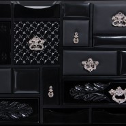 Buffet 145 - Mondrian - Buffet design en bois et laiton avec couleurs noires et blanches - Pacific Compagnie.