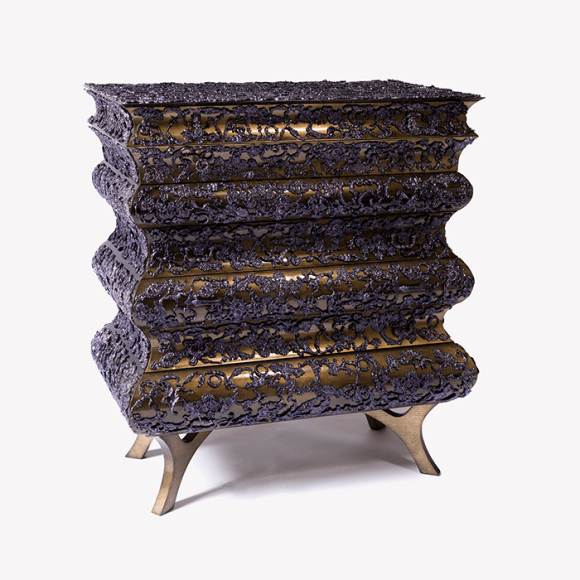 Commode 145 - Crochet - Commode en or et noir avec motif en laiton sculpté - Pacific Compagnie.