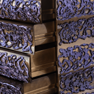 Commode 145 - Crochet - Commode avec pieds en bois et motif en laiton sculpté - Pacific Compagnie.