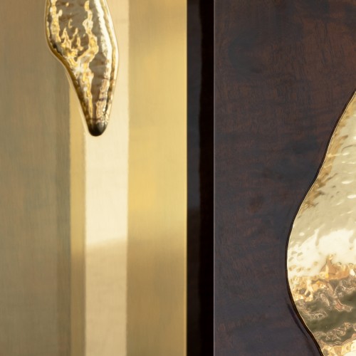 Table à manger 145 - Empire - Exquisite wooden dining table with contrasting hammered brass and veneer - Pacific Compagnie.