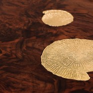 Table à manger 145 - Metamorphosis - Modern walnut root veneer dining table with cast brass legs - Pacific Compagnie.