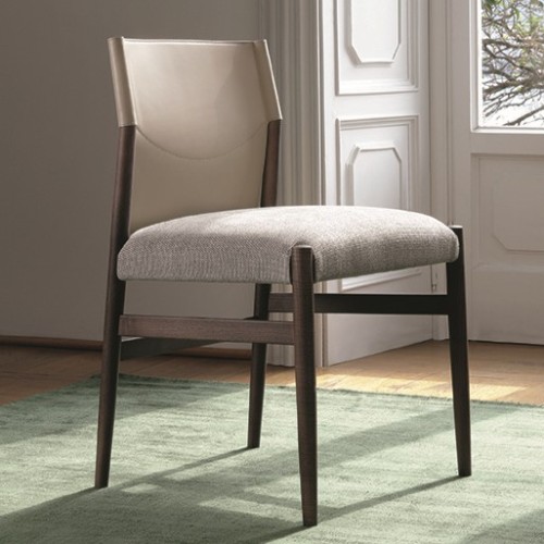 Chaise 163 - Sveva | Chaise en bois massif de la marque Porada pour intérieur - Pacific Compagnie.