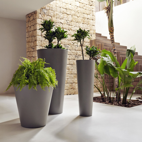 Pot 111 - Cono Alto - design moderne en polyéthylène - Pacific Compagnie.