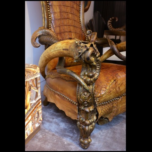 Fauteuil PC - Crocodile Master - Sophisticated armchair with exotic alligator skin and natural horn adornments - Pacific Compagn