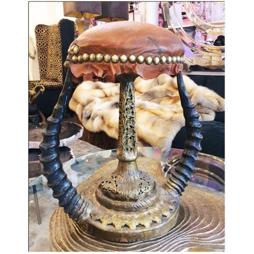 Tabouret PC - Ostrich & Topi Horns - Pièce unique - Pacific Compagnie.