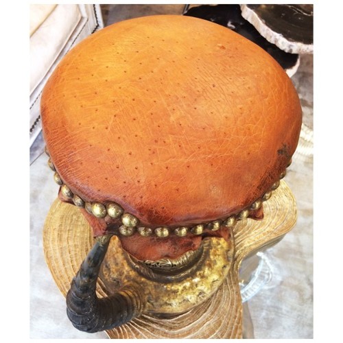 Tabouret PC - Ostrich & Topi Horns - Plume autruche - Pacific Compagnie.