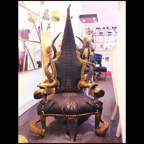 Fauteuil avec peau de crocodile teintée black cornes véritables et finitions bronze massif PC-Crocodile Black Sharp