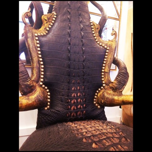 Fauteuil avec peau de crocodile teintée black cornes véritables et finitions bronze massif PC-Crocodile Black Sharp