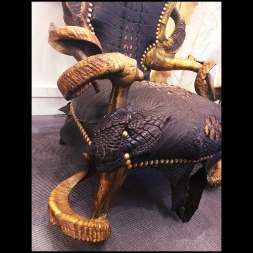 Fauteuil avec peau de crocodile teintée black cornes véritables et finitions bronze massif PC-Crocodile Black Sharp
