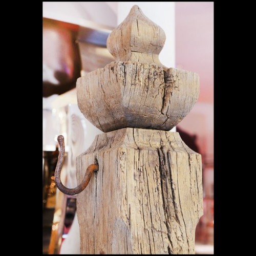 Sculpture d'une colonne d'amarrage du Palais du Doge Pietro Grimani avec base en résine cristal éclairé PC-Mooring Venezia