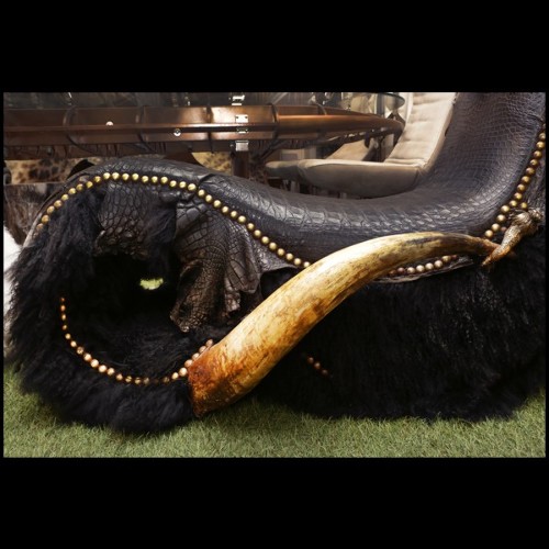 Fauteuil ﻿couvert avec véritable peau d'alligator teintée Black et cornes de Zébu PC-Croco Lamb Black