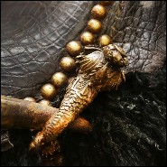 Fauteuil ﻿couvert avec véritable peau d'alligator teintée Black et cornes de Zébu PC-Croco Lamb Black