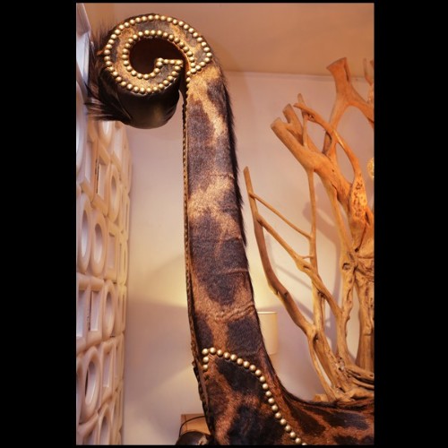 Grand fauteuil couvert avec véritable peau de girafe et cornes de buffle PC-Girafle
