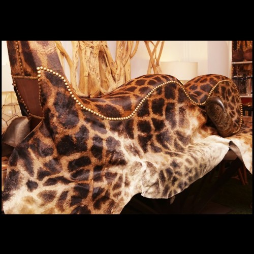 Grand fauteuil couvert avec véritable peau de girafe et cornes de buffle PC-Girafle