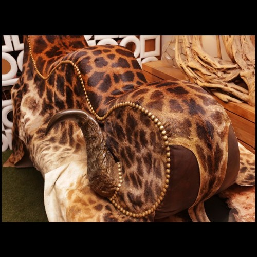 Grand fauteuil couvert avec véritable peau de girafe et cornes de buffle PC-Girafle