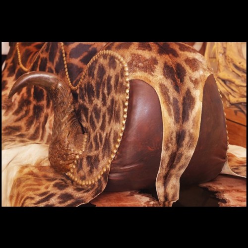 Grand fauteuil couvert avec véritable peau de girafe et cornes de buffle PC-Girafle