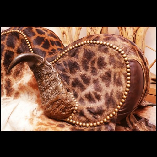Grand fauteuil couvert avec véritable peau de girafe et cornes de buffle PC-Girafle
