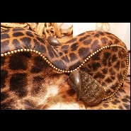 Grand fauteuil couvert avec véritable peau de girafe et cornes de buffle PC-Girafle