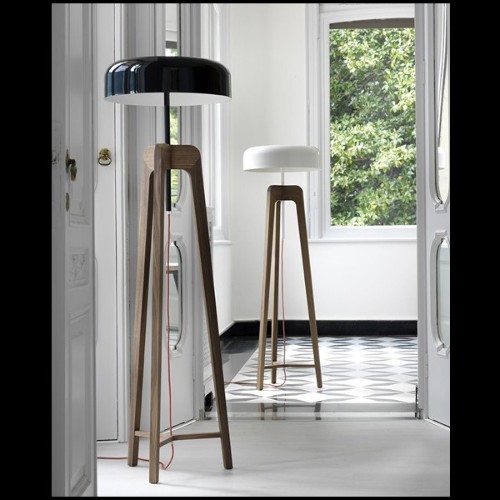 Floor lamp with feet in solid walnut and with black tin-plated shade 163-Linea