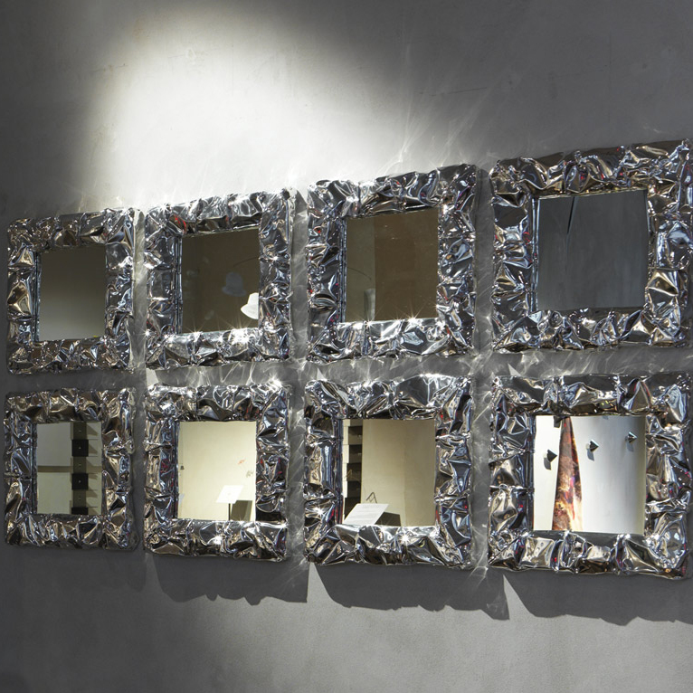 Miroir avec cadre en aluminium poli à la main déformé en finition Gold ou chromée 107-Bumpy