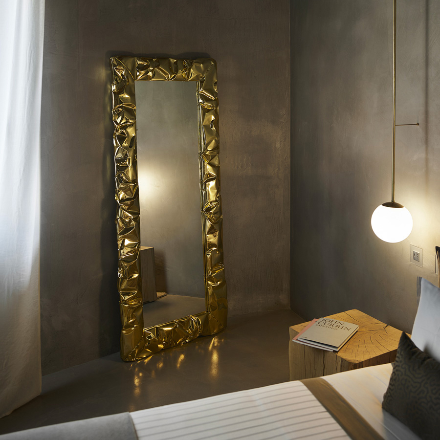 Miroir avec cadre en aluminium poli à la main déformé en finition Gold ou chromée 107-Bumpy