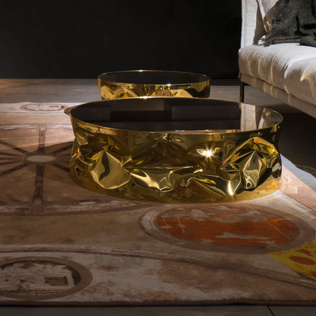 Table basse avec structure en aluminium poli froissé en finition Gold ou chromée 107-Bumpy