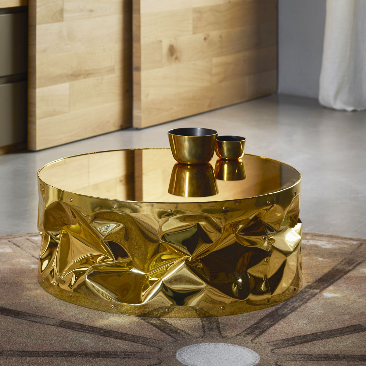 Table basse avec structure en aluminium poli froissé en finition Gold ou chromée 107-Bumpy