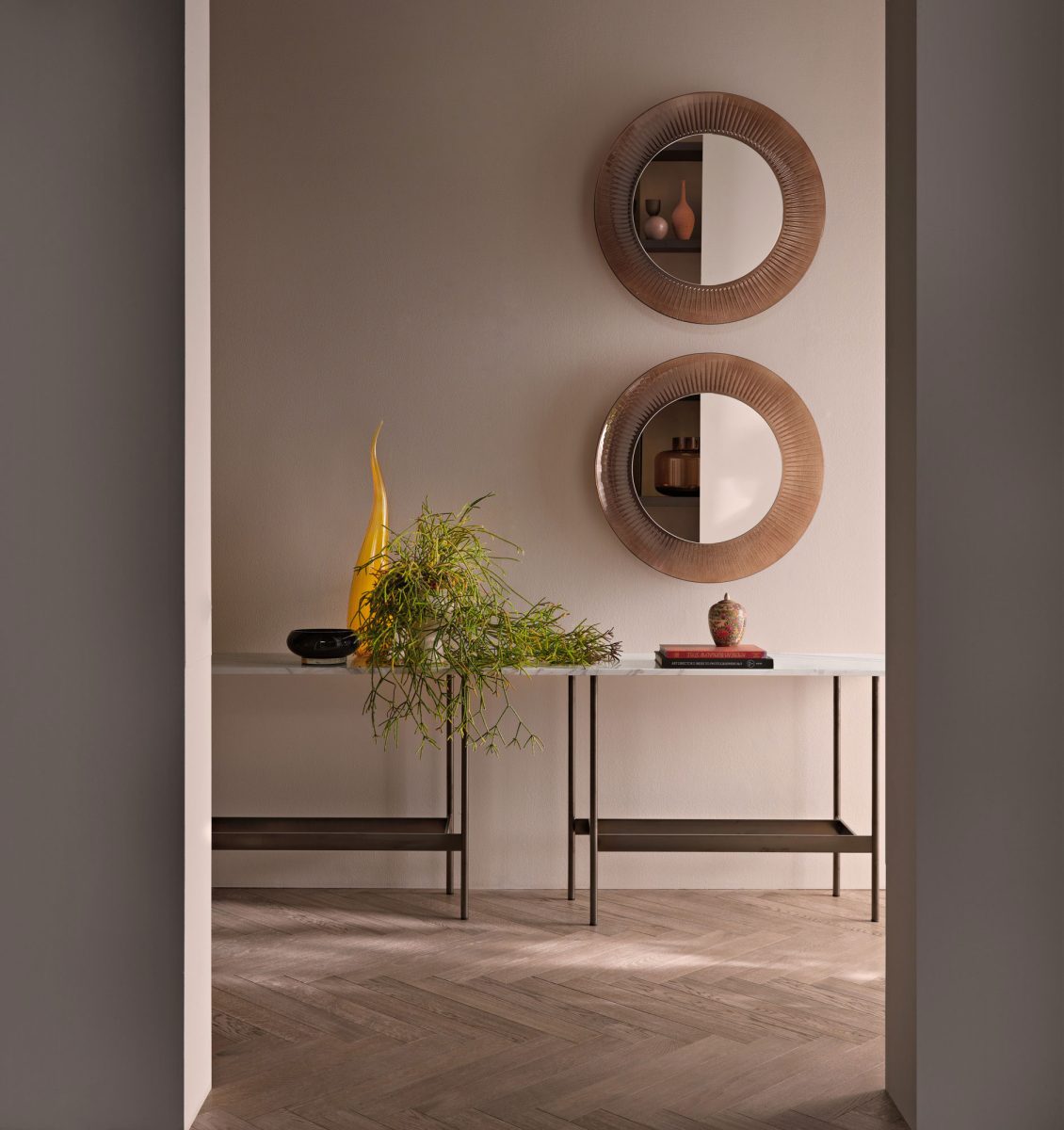 Console avec plateau en verre avec lignes colorées et base en titanium 146-Lines Glass Top