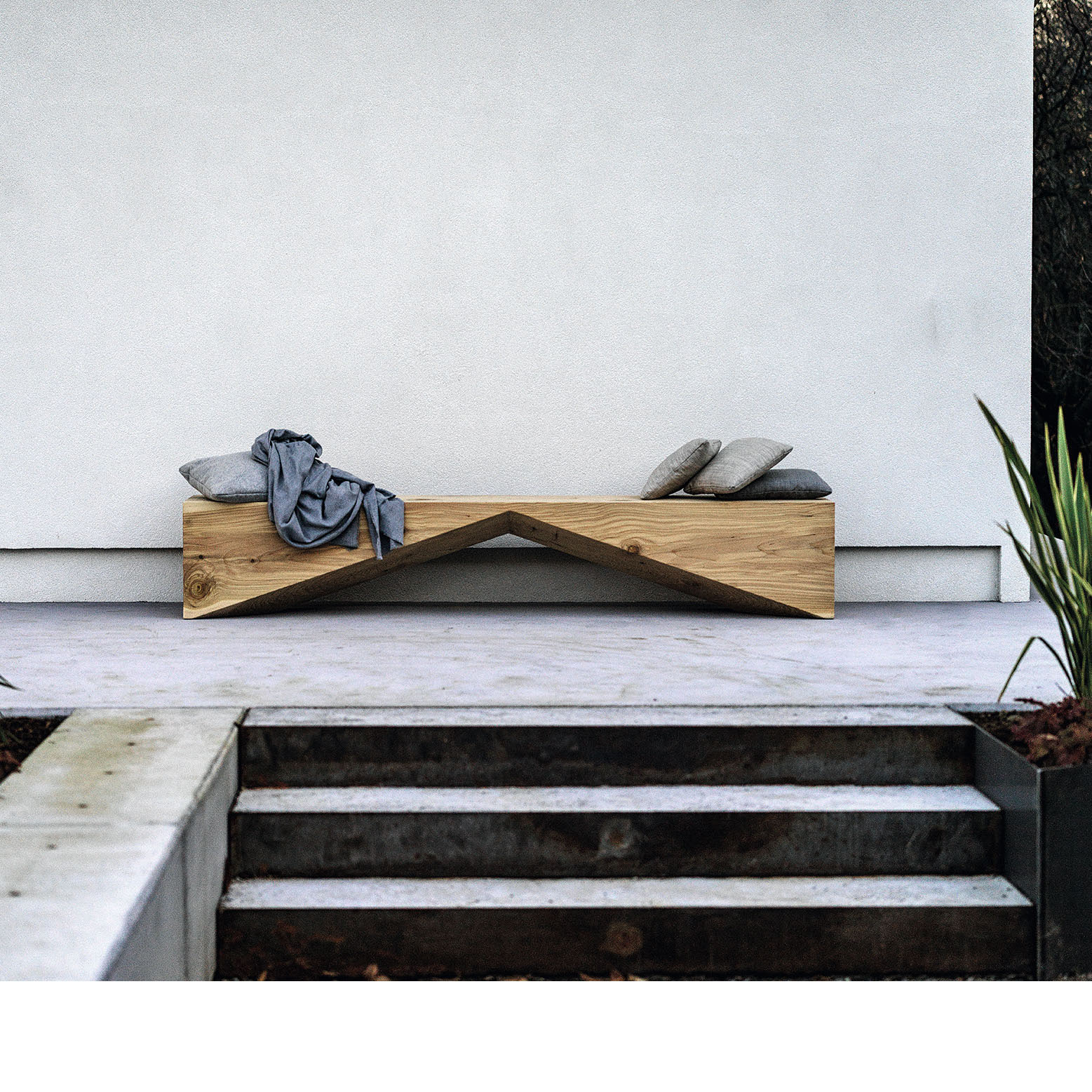 Banc fabriqué à partir d'un bloc de bois de cèdre massif 154-Diamant
