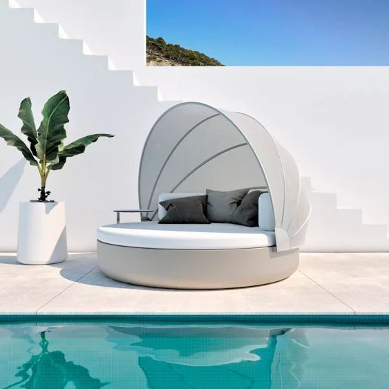Lit de Piscine de la marque Vondom de la collection Ulm en résine finition laquée blanc. Avec auvent rabattable