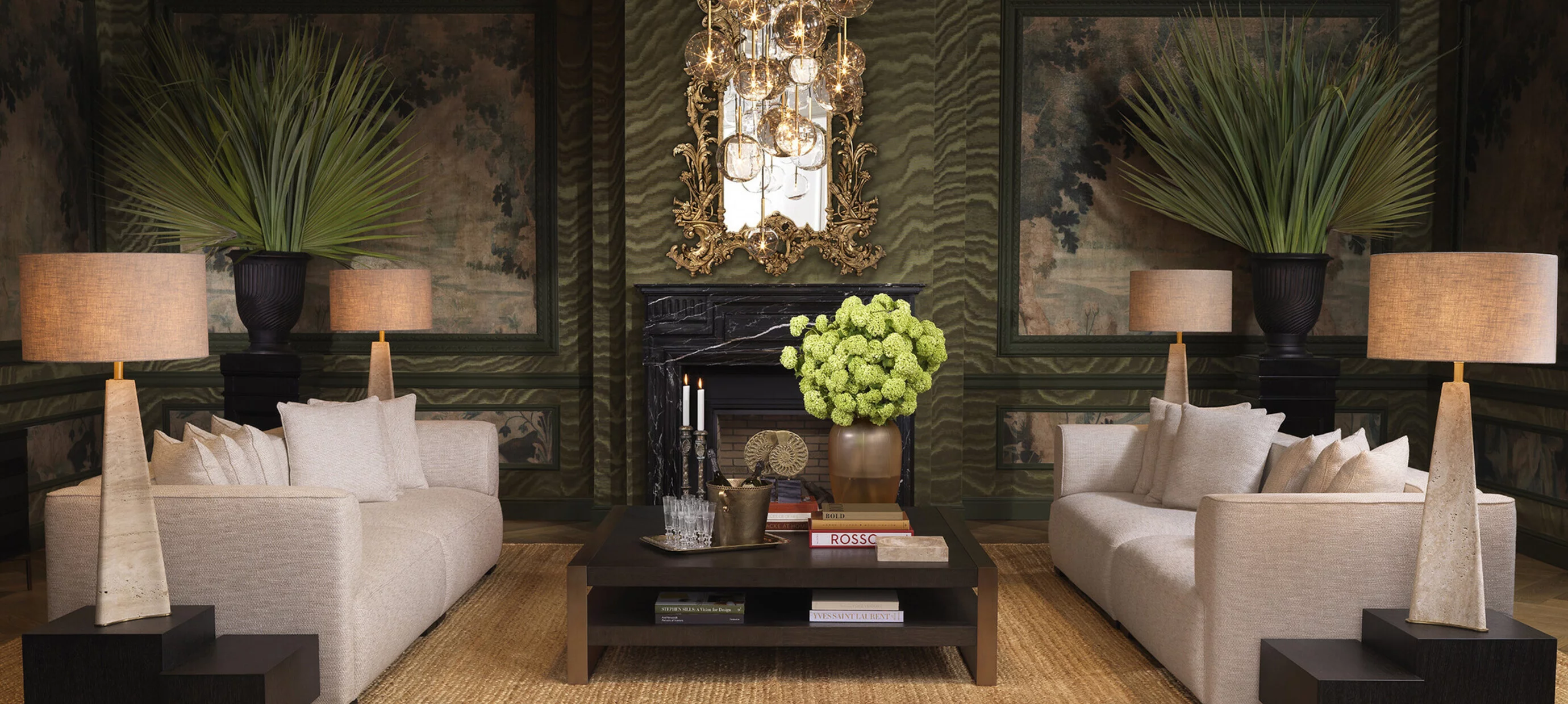 Salon aménagé avec des meubles Eichholtz - Pacific Compagnie