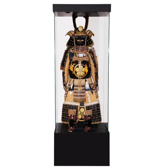 Armure japonaise traditionnelle de samouraï présentée dans une vitrine – Pacific Compagnie